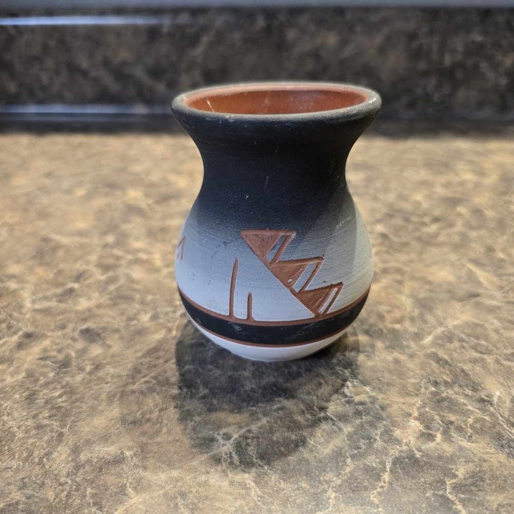 Sioux: Southwest‎ Native American Vase Terracotta Symbols Etched Signed 3.5H